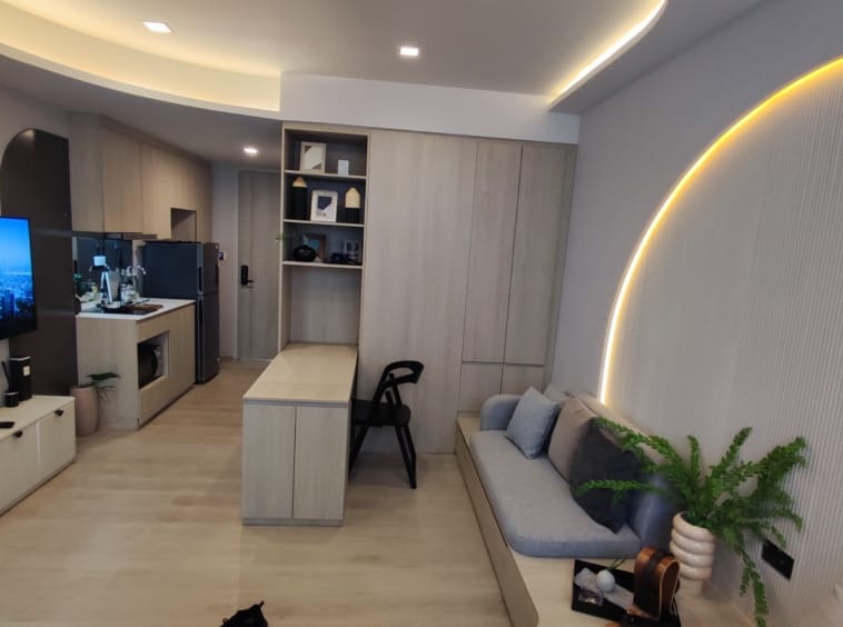 Reference Sathorn Wongwian yai