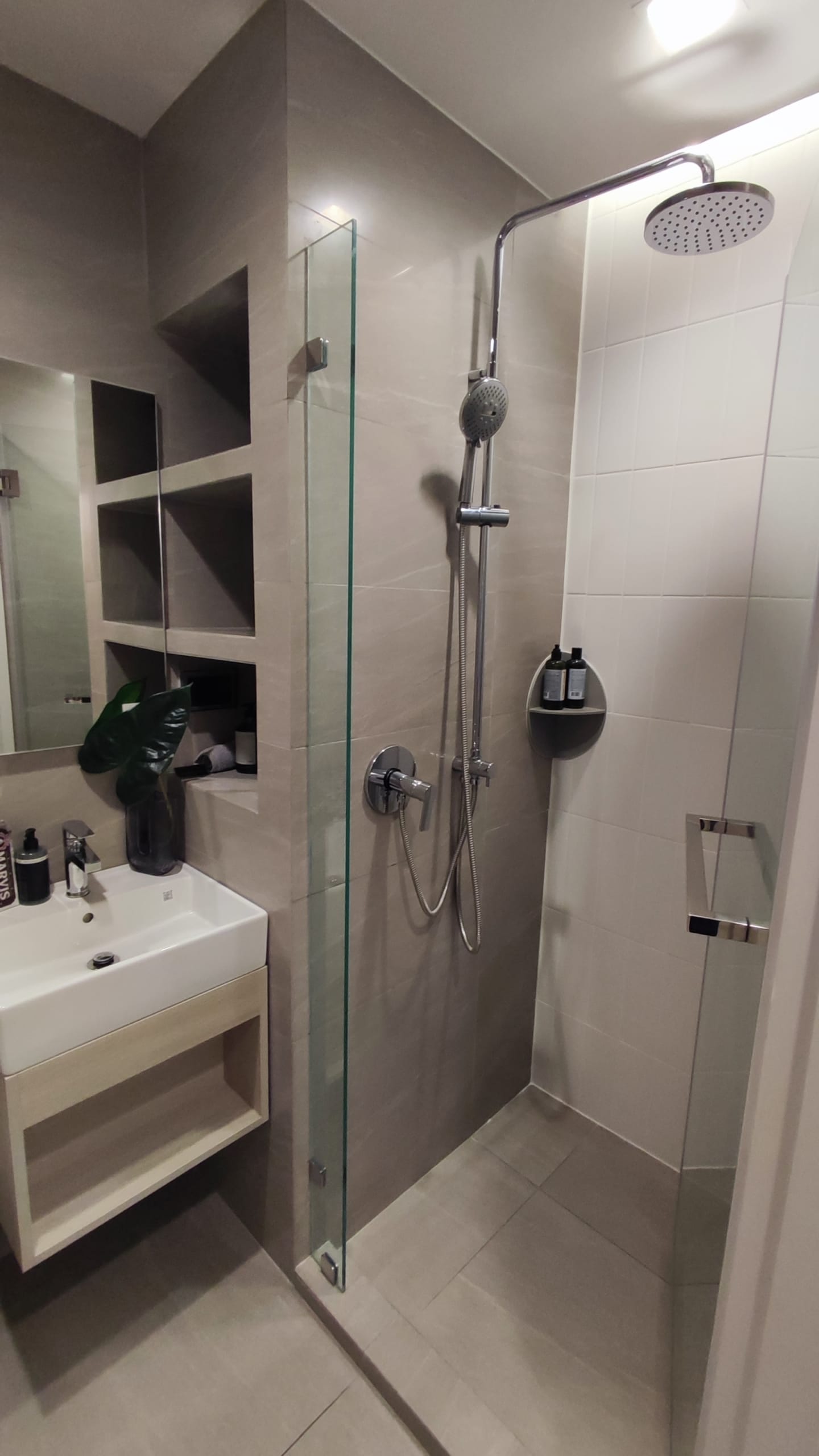 Reference Sathorn Wongwian yai