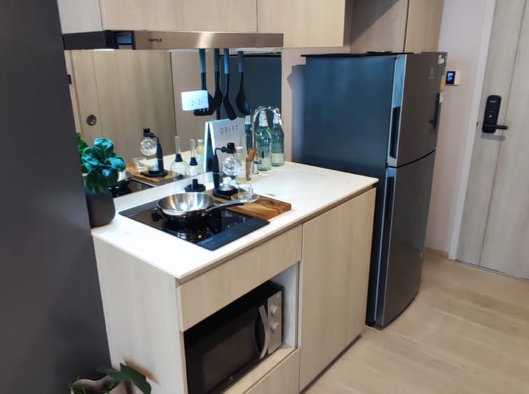 Reference Sathorn Wongwian yai