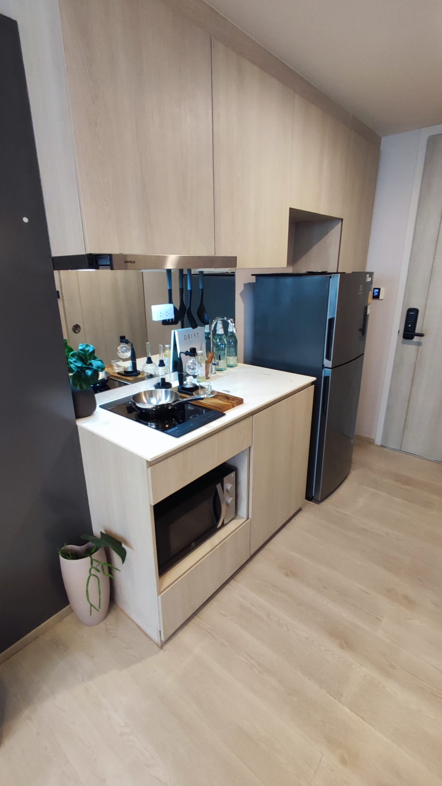 Reference Sathorn Wongwian yai